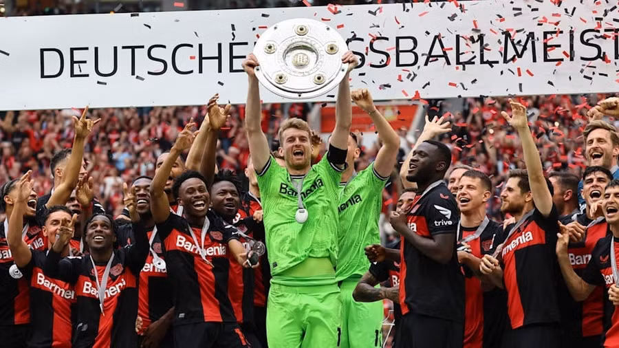 Leverkusen giành chức vô địch Bundesliga với 34 trận bất bại, thắng 28 và hoà 6 trận. Tính mọi đấu trường họ đã bất bại cả 51 trận đã qua, điều chưa đội bóng châu Âu nào làm được. Leverkusen giành chức vô địch Bundesliga với 34 trận bất bại, thắng 28 và hoà 6 trận. Tính mọi đấu trường họ đã bất bại cả 51 trận đã qua, điều chưa đội bóng châu Âu nào làm được.