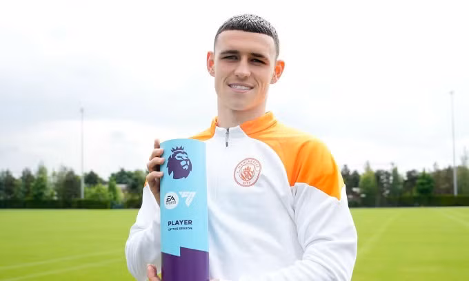 Phil Foden nhận giải Cầu thủ hay nhất Ngoại hạng Anh mùa 2023-2024.