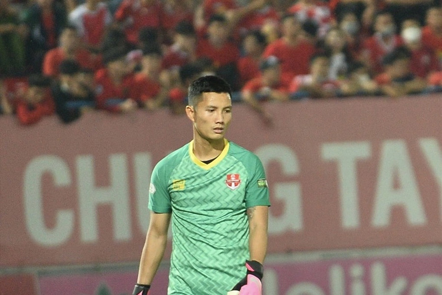 Thủ môn Đình Triệu chấn thương trong trận Hải Phòng FC hoà Bình Định 1-1 ở vòng 19 V.League 2023-2024. Thủ môn Đình Triệu chấn thương trong trận Hải Phòng FC hoà Bình Định 1-1 ở vòng 19 V.League 2023-2024.