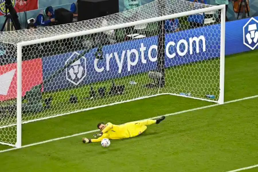 Wojciech Sczcesny cản phá quả phạt đền của Salem Al Dawasri trong trận Ba Lan và Ả Rập Xê-út Wojciech Sczcesny cản phá quả phạt đền của Salem Al Dawasri trong trận Ba Lan và Ả Rập Xê-út