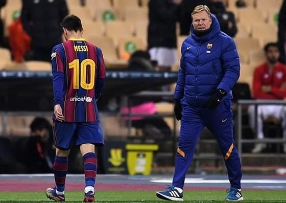 Chiến lược gia Ronald Koeman từng làm thầy Lionel Messi tại Barca. Chiến lược gia Ronald Koeman từng làm thầy Lionel Messi tại Barca.