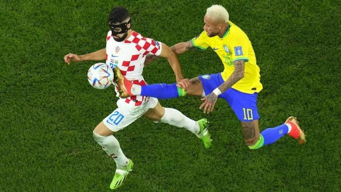 Trung vệ Josko Gvardiol trong một pha đối đầu với Neymar của Brazil ở tứ kết World Cup 2022. Trung vệ Josko Gvardiol trong một pha đối đầu với Neymar của Brazil ở tứ kết World Cup 2022.