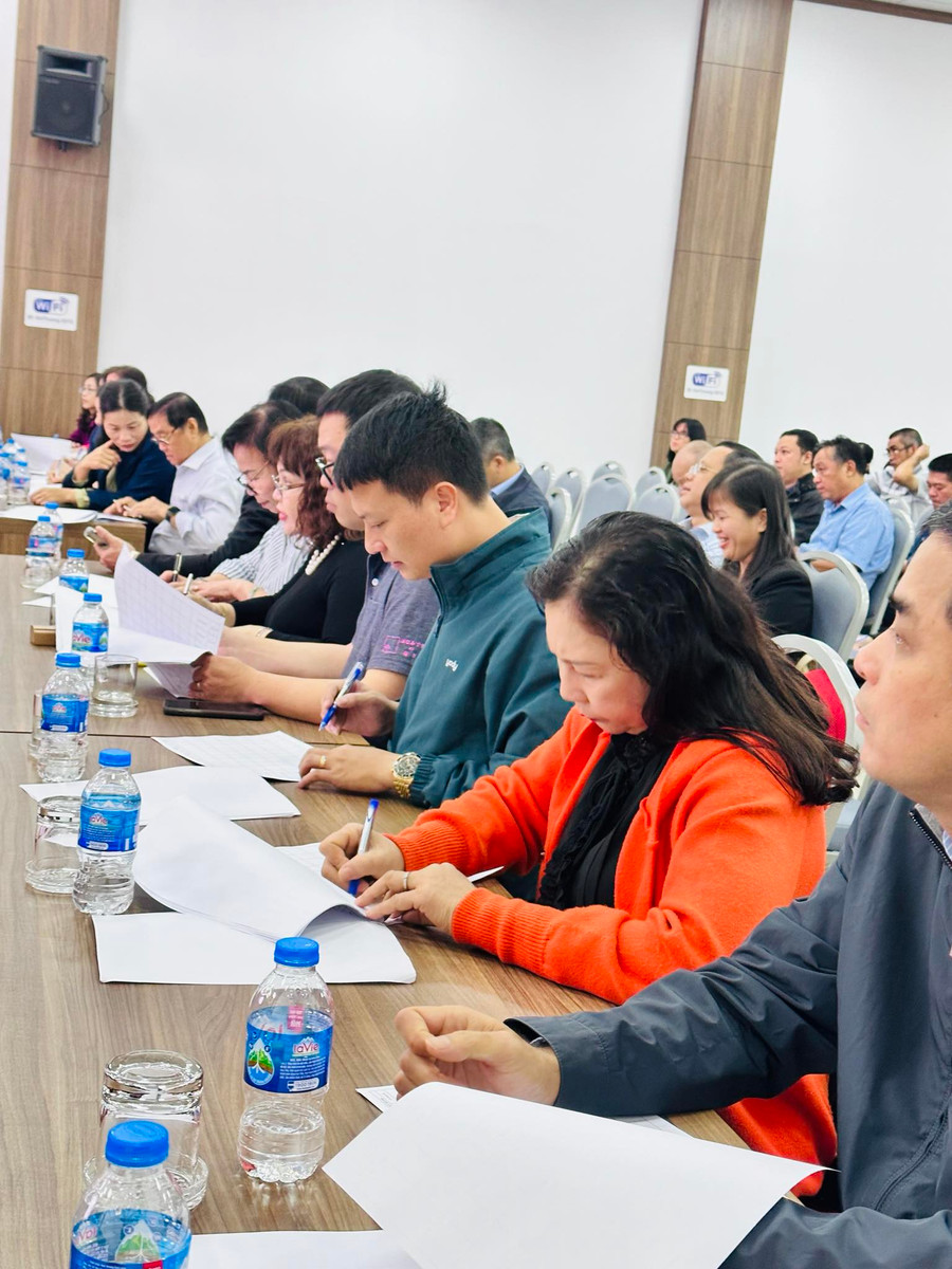 Các nhà thầu tham dự Lễ mở thầu. Các nhà thầu tham dự Lễ mở thầu.