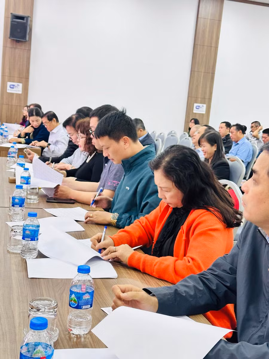 Các nhà thầu tham dự Lễ mở thầu.