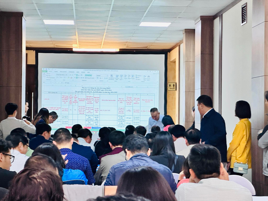 Các nhà thầu làm việc nghiêm túc. Các nhà thầu làm việc nghiêm túc.