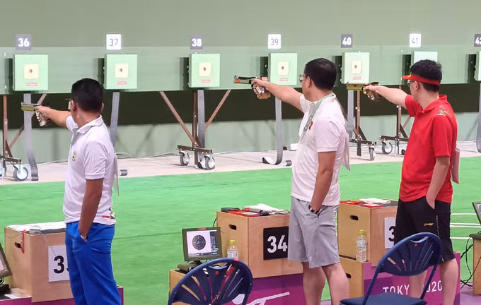 Xuân Vinh (giữa) thất bại ngay vòng loại nội dung sở trường tại Olympic Tokyo 2020.