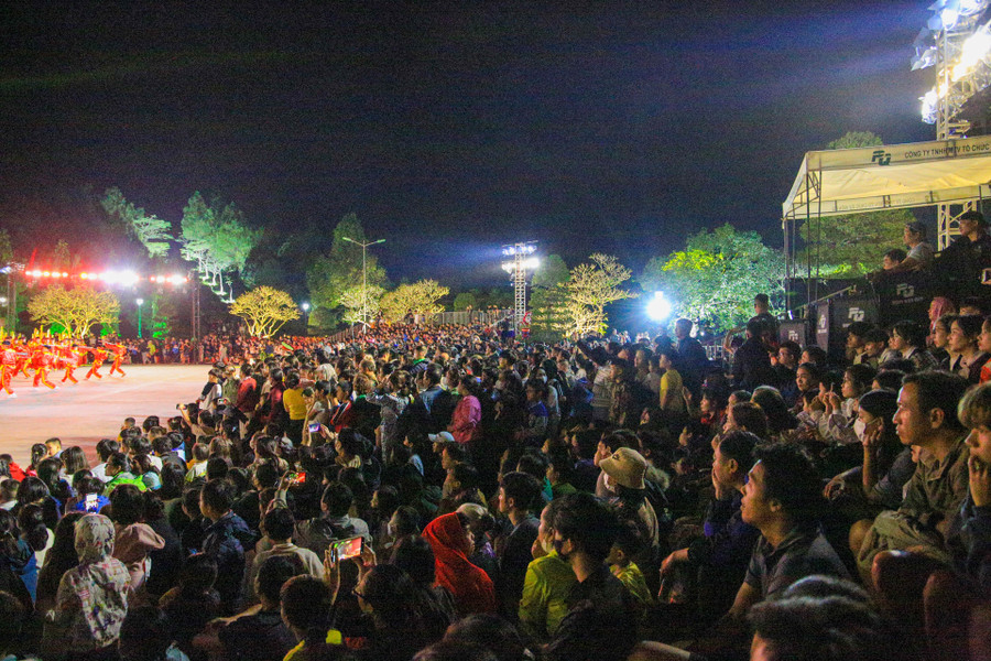 Chương trình thu hút hàng nghìn người dân tham gia. Chương trình thu hút hàng nghìn người dân tham gia.