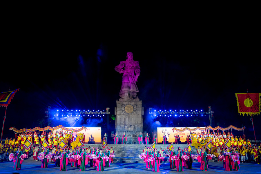 Chương trình được tổ chức quy mô với lực lượng diễn viên hùng hậu kết hợp hiệu ứng âm thanh, khói lửa đặc sắc. Chương trình được tổ chức quy mô với lực lượng diễn viên hùng hậu kết hợp hiệu ứng âm thanh, khói lửa đặc sắc.