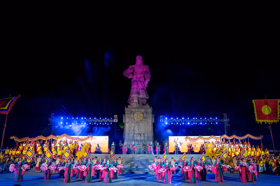 Chương trình được tổ chức quy mô với lực lượng diễn viên hùng hậu kết hợp hiệu ứng âm thanh, khói lửa đặc sắc.