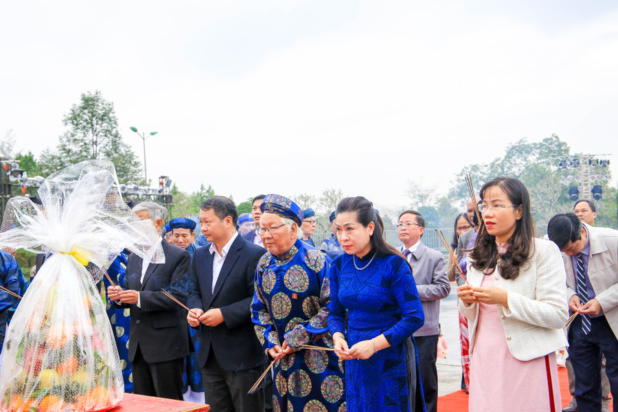 Đông đảo đại biểu và người dân thắp hương kỷ niệm 235 năm Nguyễn Huệ lên ngôi hoàng đế và xuất binh đại phá quân Thanh. Đông đảo đại biểu và người dân thắp hương kỷ niệm 235 năm Nguyễn Huệ lên ngôi hoàng đế và xuất binh đại phá quân Thanh.