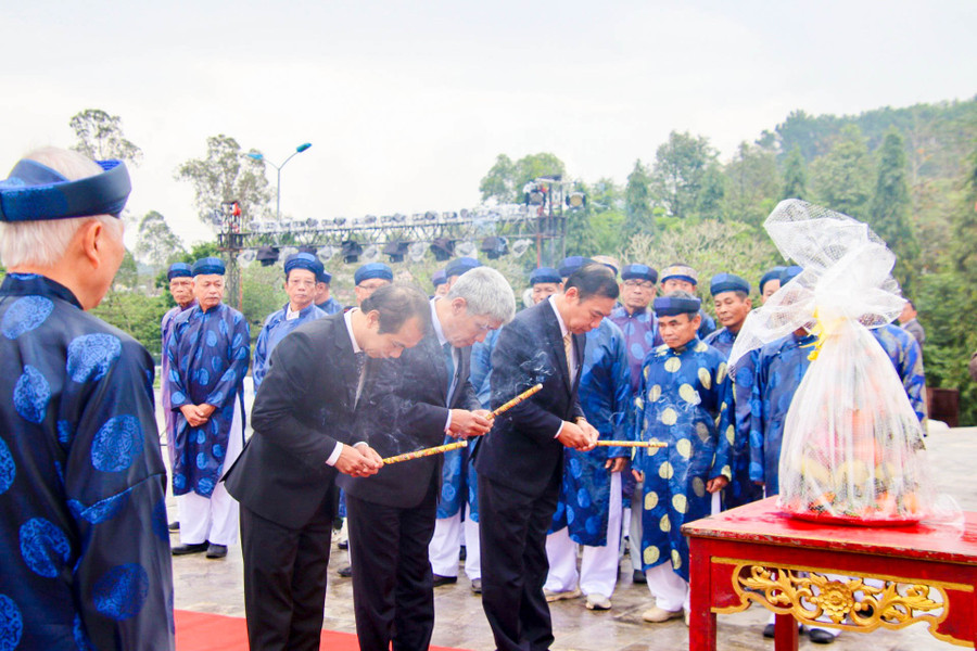 Lãnh đạo TP Huế dâng hương tại Tượng đài vua Quang Trung. Lãnh đạo TP Huế dâng hương tại Tượng đài vua Quang Trung.