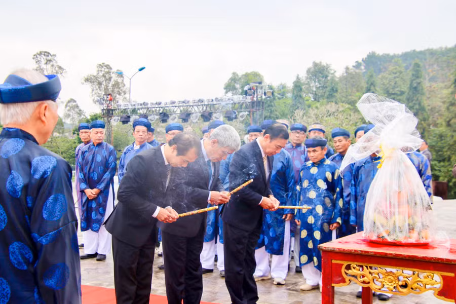 Lãnh đạo TP Huế dâng hương tại Tượng đài vua Quang Trung.