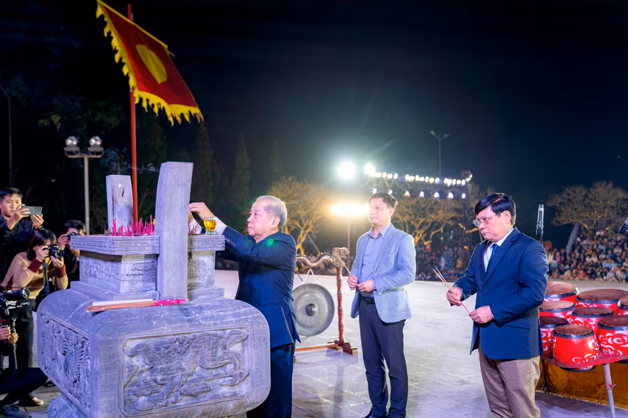Lãnh đạo tỉnh Thừa Thiên Huế thắp hương trước tượng đài vua Quang Trung.