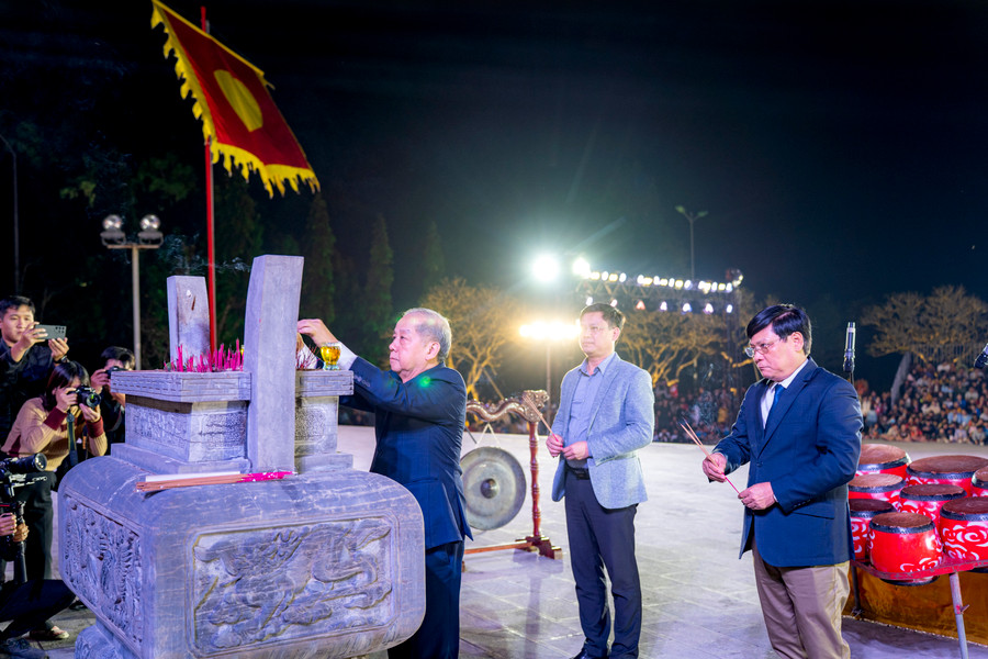 Lãnh đạo tỉnh Thừa Thiên Huế thắp hương trước tượng đài vua Quang Trung. Lãnh đạo tỉnh Thừa Thiên Huế thắp hương trước tượng đài vua Quang Trung.