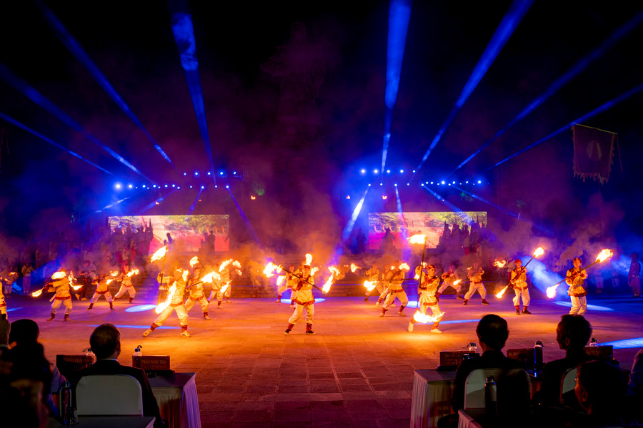 Hiệu ứng âm thanh, ánh sáng và sự chuẩn bị chu đáo của các tiết mục nghệ thuật. Hiệu ứng âm thanh, ánh sáng và sự chuẩn bị chu đáo của các tiết mục nghệ thuật.