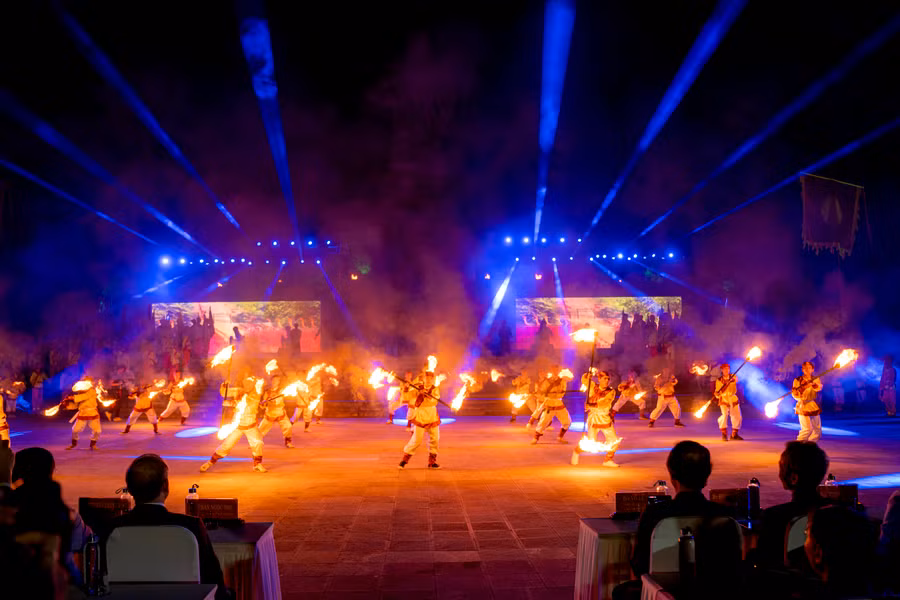 Hiệu ứng âm thanh, ánh sáng và sự chuẩn bị chu đáo của các tiết mục nghệ thuật.