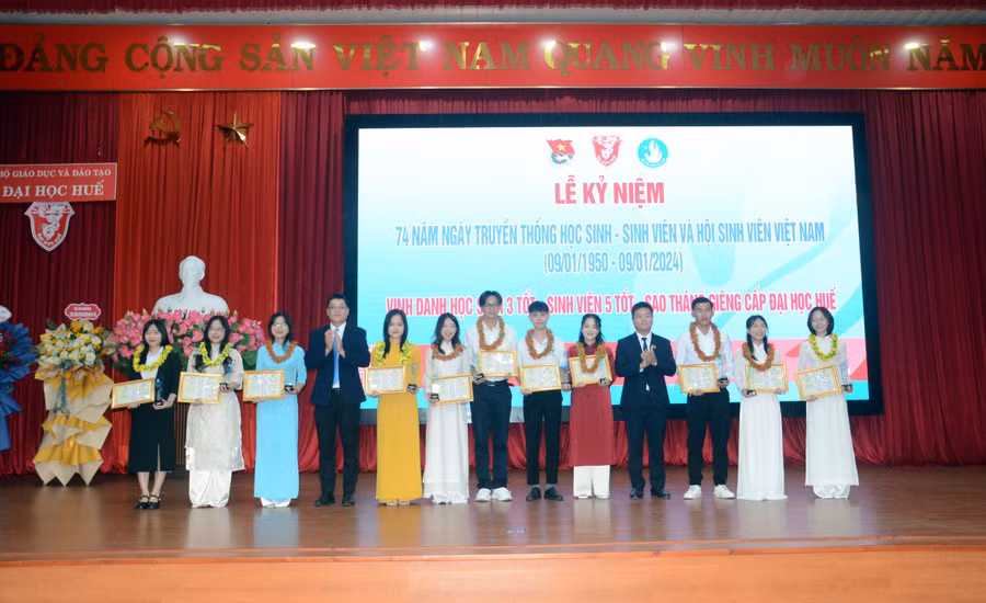 Đại diện ĐH Huế và Tỉnh đoàn Thừa Thiên Huế trao giấy chứng nhận "Sinh viên 5 tốt” cho các cá nhân có nhiều thành tích trong hoạt động.