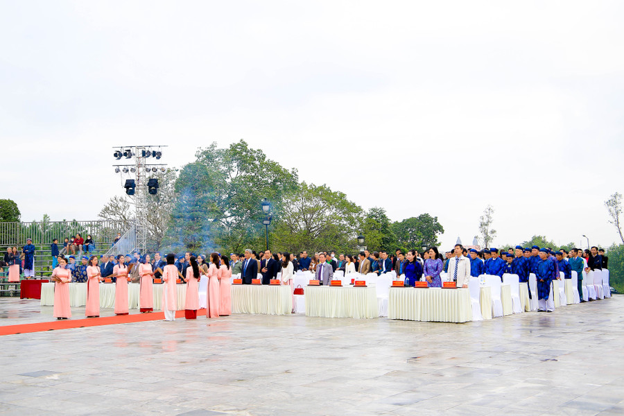 Buổi lễ được diễn ra trong không khí trang nghiêm. Buổi lễ được diễn ra trong không khí trang nghiêm.