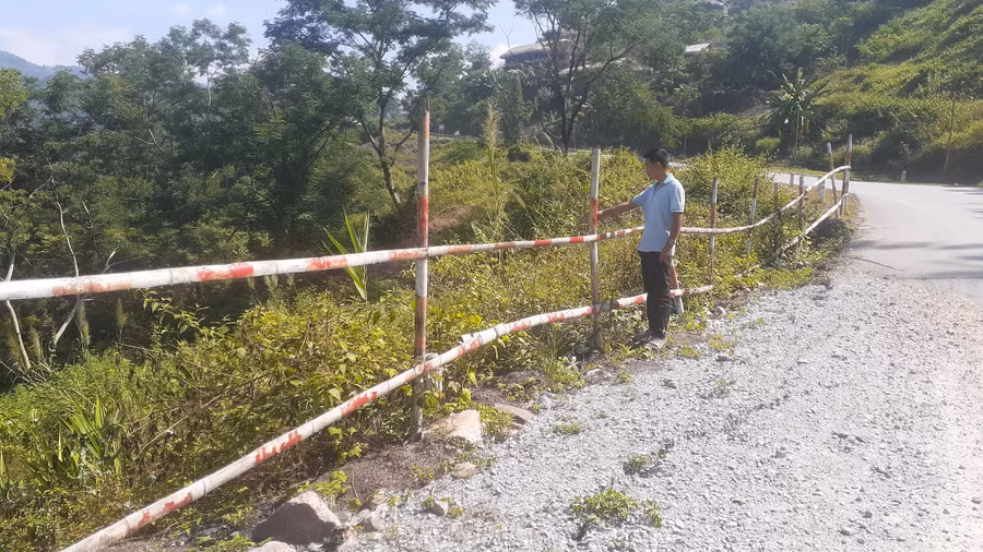 Ông Phạm Đình Sang kiểm tra khu đất.