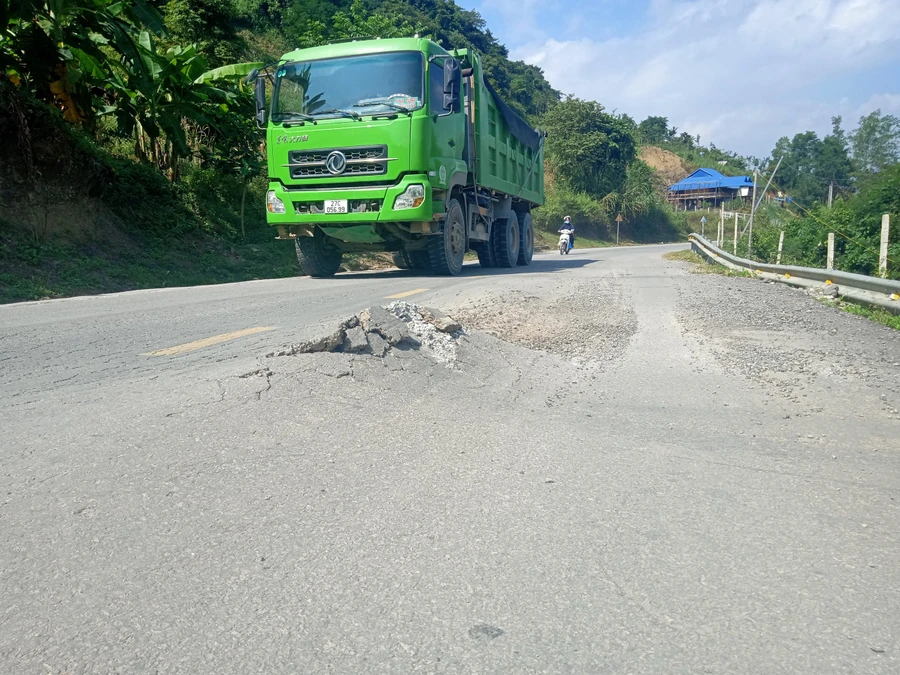 'Tiểu dự án Nâng cấp đường vào Khu di tích Sở Chỉ huy chiến dịch Điện Biên Phủ ở Mường Phăng' có một số điểm xuống cấp trầm trọng.