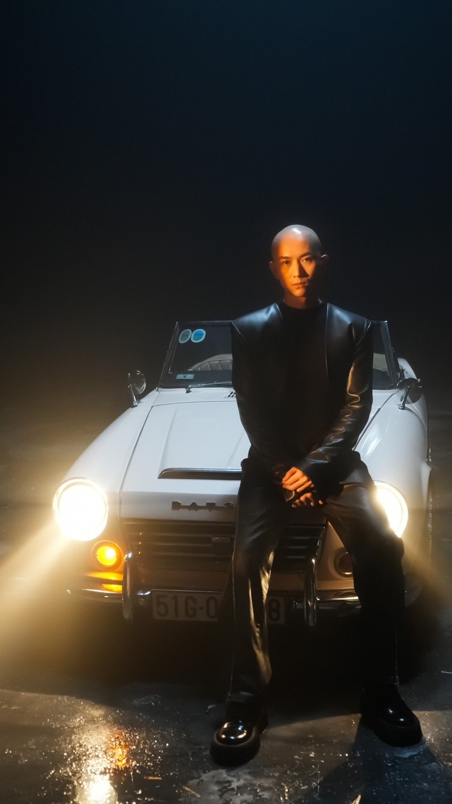 Tạo hình không thể dị hơn của Hoàng Anh Vũ trong MV 'Cascadeur'. Tạo hình không thể dị hơn của Hoàng Anh Vũ trong MV 'Cascadeur'.