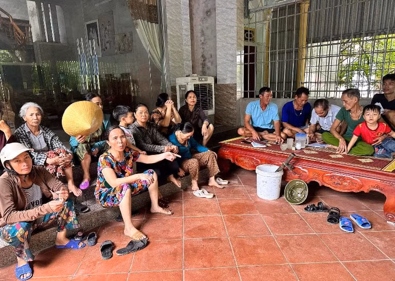 Người dân kéo đến nhà chủ hụi đòi tiền.