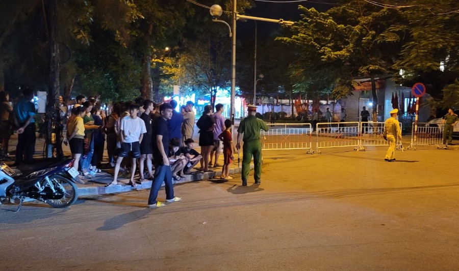 Người dân đến trụ sở công an 'kêu cứu'. Người dân đến trụ sở công an 'kêu cứu'.