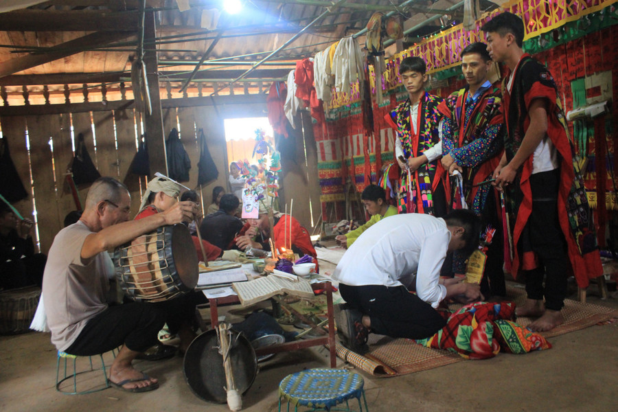 Những lời khấn cầu, răn dạy cùng âm thanh phụ họa của tiếng chiêng, trống tạo nên không khí linh thiêng mà ấm áp.