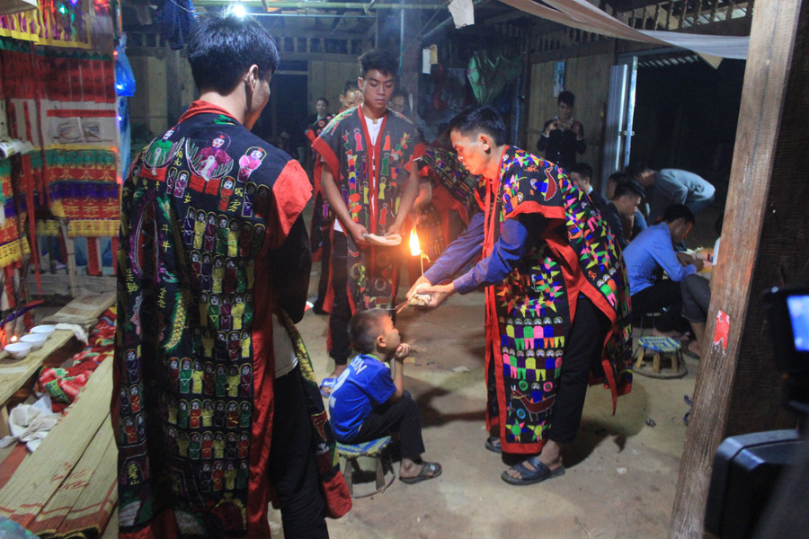 Các nghi lễ diễn ra trong thời gian nhiều ngày.