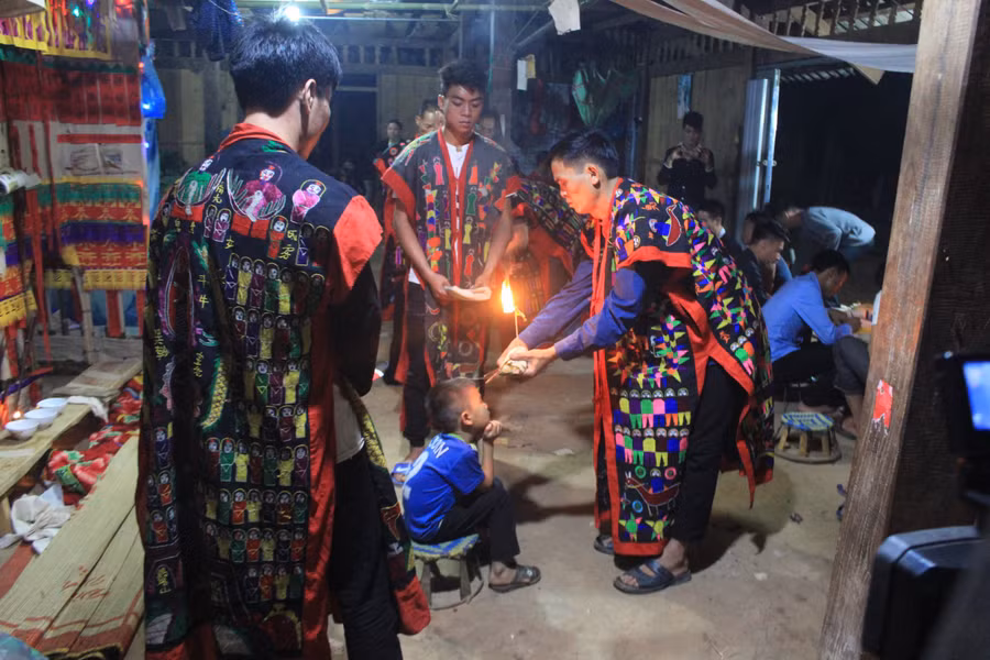 Các nghi lễ diễn ra trong thời gian nhiều ngày.