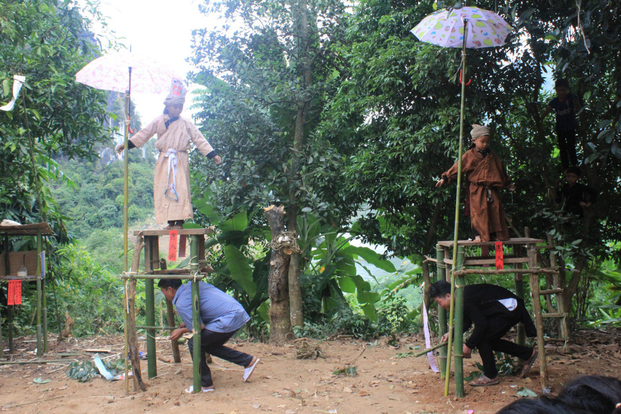 Thông thường những bé trai từ 5 tuổi trở lên khi điều kiện kinh tế gia đình cho phép thì được bố mẹ và dòng họ tạo điều kiện để làm Lễ Cấp sắc.