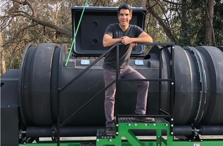 Erez Wolf và giải pháp biến rác hữu cơ và cành cây trong vườn thành phân trộn. Erez Wolf và giải pháp biến rác hữu cơ và cành cây trong vườn thành phân trộn.