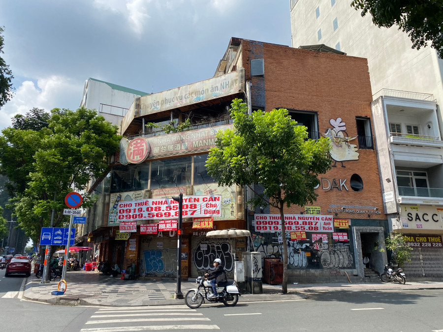 Mặt bằng cho thuê làm siêu thị bán điện thoại di động ở góc đường Nguyễn Thị Minh Khai - Nguyễn Bỉnh Khiêm (Quận 1), ảnh chụp chiều 12/10.