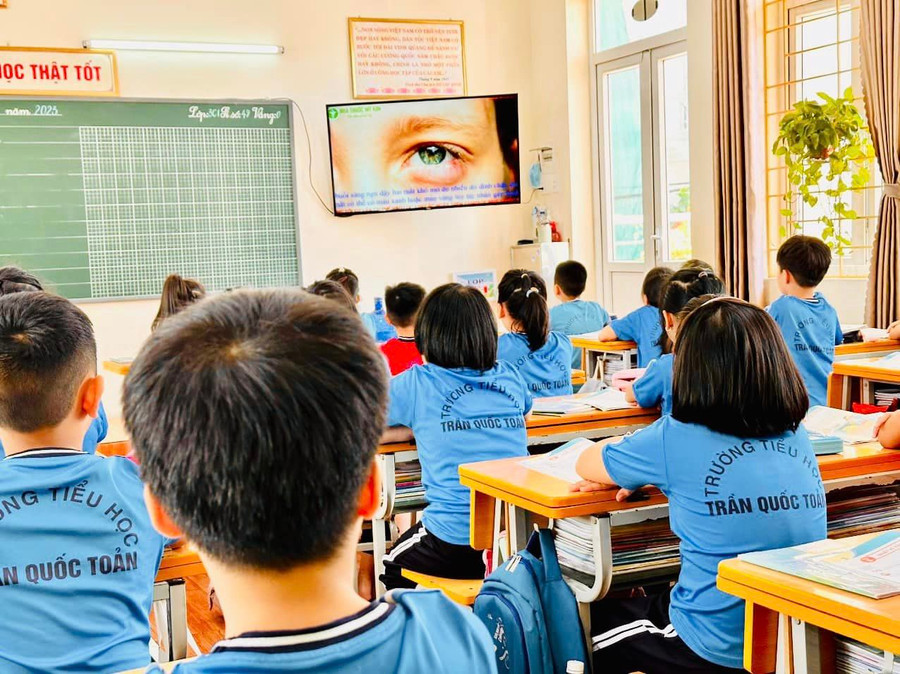 Trường Tiểu học Trần Quốc Toản (Hải Phòng) tuyên truyền phòng dịch đau mắt đỏ. Ảnh: ITN Trường Tiểu học Trần Quốc Toản (Hải Phòng) tuyên truyền phòng dịch đau mắt đỏ. Ảnh: ITN