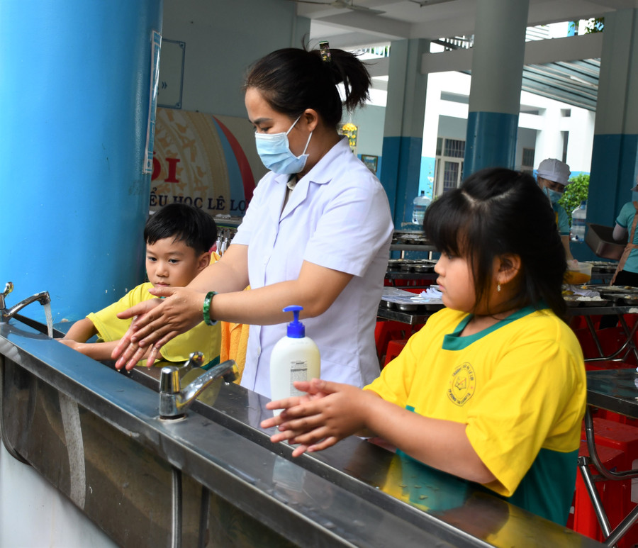 Nhân viên y tế Trường Tiểu học Lê Lợi (TP Vũng Tàu, tỉnh Bà Rịa - Vũng Tàu) hướng dẫn học sinh rửa tay đúng cách. Ảnh: INT Nhân viên y tế Trường Tiểu học Lê Lợi (TP Vũng Tàu, tỉnh Bà Rịa - Vũng Tàu) hướng dẫn học sinh rửa tay đúng cách. Ảnh: INT
