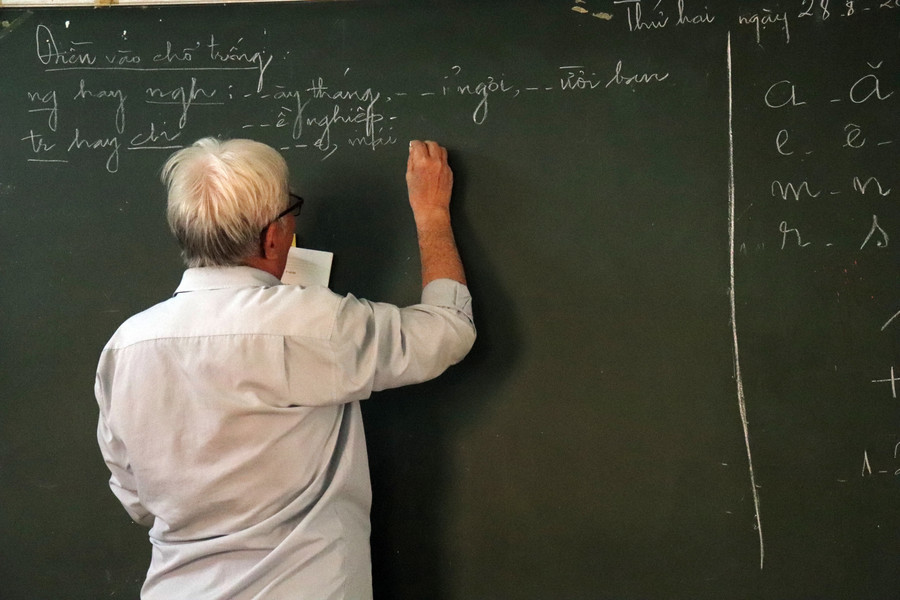 Nét chữ của ông Tư là điều mà bao thế hệ học trò đều ghi nhớ. Ảnh: Bùi Vân