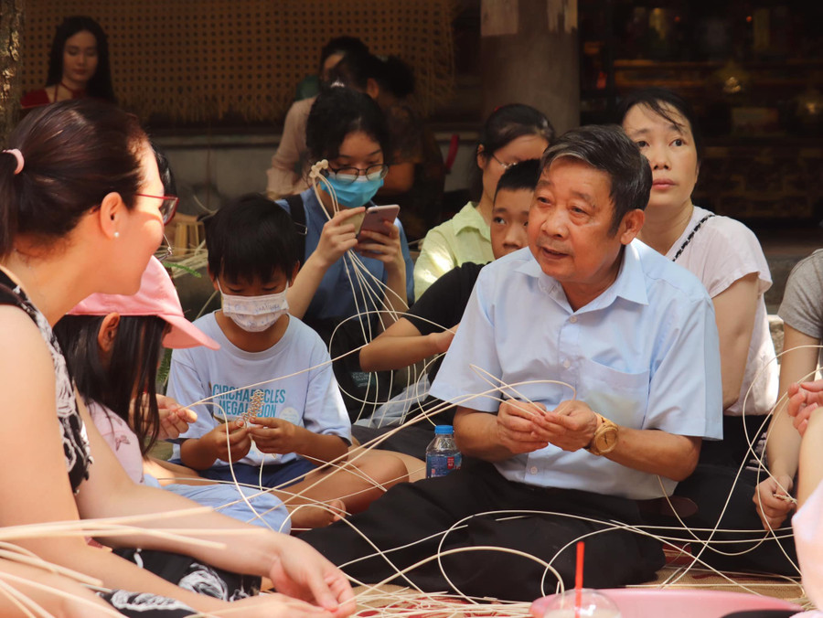 Công chúng sẽ hiểu hơn về nghề truyền thống khi vừa tham gia vừa trò chuyện với nghệ nhân. Công chúng sẽ hiểu hơn về nghề truyền thống khi vừa tham gia vừa trò chuyện với nghệ nhân.