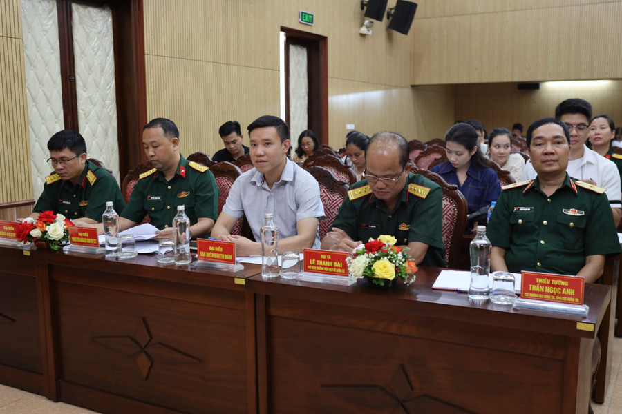 Các đại biểu tham dự chương trình. Các đại biểu tham dự chương trình.