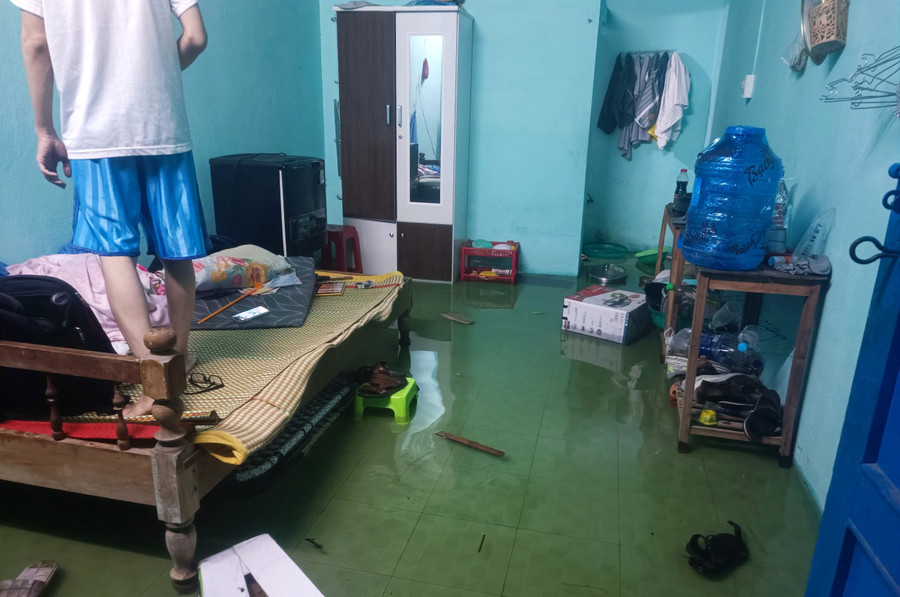 Sinh viên hối hả "chạy lụt" trong đêm do nước tràn vào phòng trọ. Sinh viên hối hả "chạy lụt" trong đêm do nước tràn vào phòng trọ.