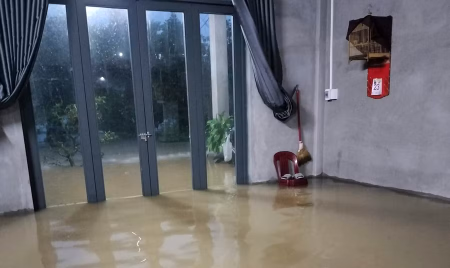 Nước tràn vào một nhà dân vào tối 14/11.