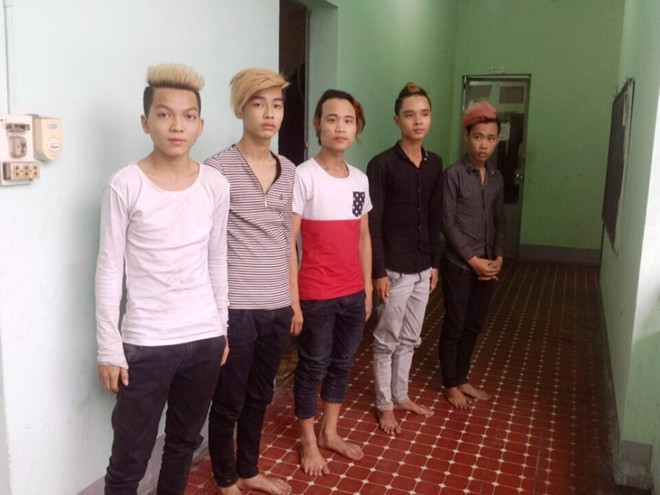 5 nghi can bán kẹo kéo dạo đánh hội đồng một thanh niên tử vong đang bị công an bắt giữ.