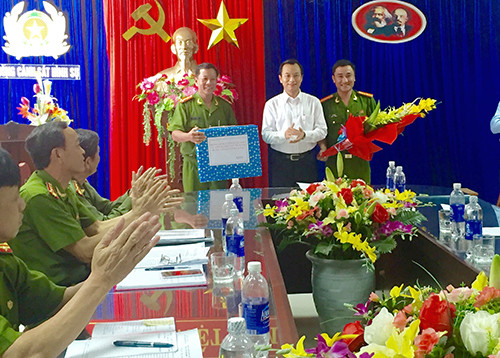 Ông Nguyễn Xuân Anh thưởng nóng cho lực lượng cảnh sát phá nhanh vụ án cướp giật của du khách Nga. Ảnh: Đ.X. da-nang-manh-tay-voi-toi-pham-cuop-giat-de-bao-ve-du-khach