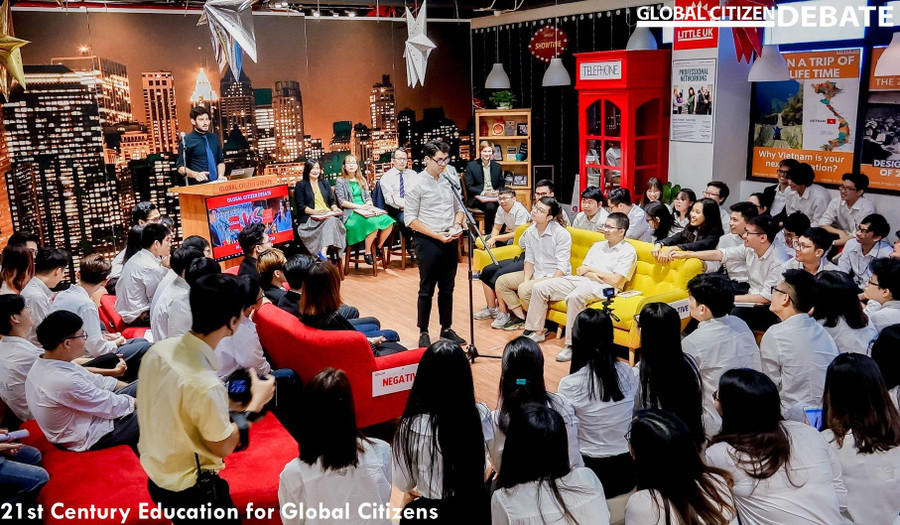 Sinh viên thuyết trình thể hiện năng lực trở thành “công dân toàn cầu”. Sinh viên thuyết trình thể hiện năng lực trở thành “công dân toàn cầu”.