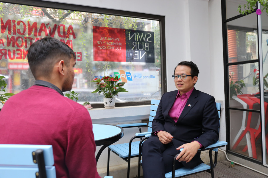 TS Hoàng Việt Hà trao đổi với sinh viên quốc tế. TS Hoàng Việt Hà trao đổi với sinh viên quốc tế.