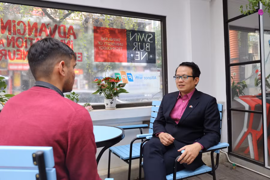 TS Hoàng Việt Hà trao đổi với sinh viên quốc tế.