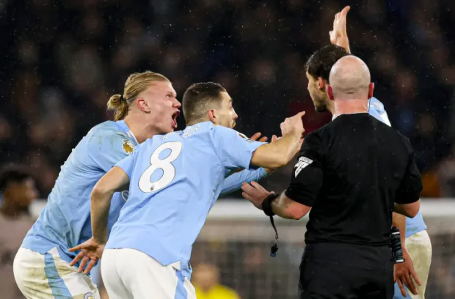 Các ngôi sao Man City phản đối trọng tài Hooper ở vòng 14 Ngoại hạng Anh.