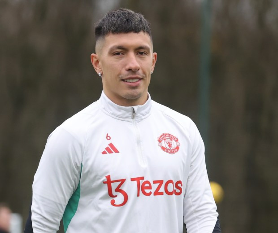 Lisandro Martinez đã được đưa trở lại đội một Man Utd dù dính chấn thương đến năm 2024 mới bình phục.
