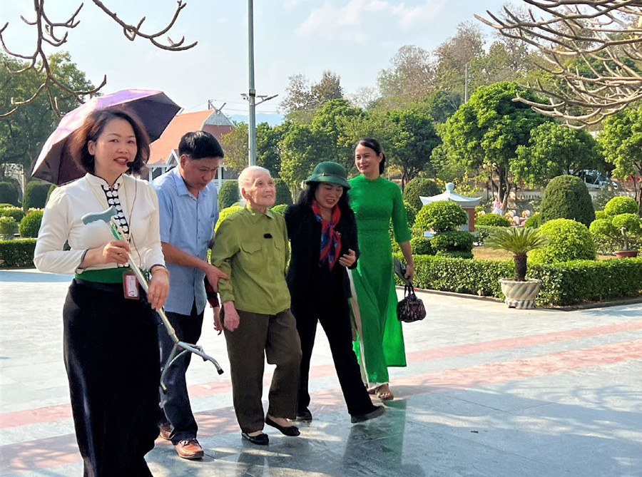 Bà Toản cùng người thân đến Nghĩa trang Liệt sĩ A1 để thắp hương cho đồng đội cũ.