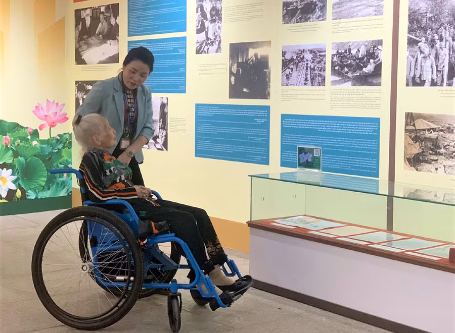 Bà Toản tham quan Bảo tàng Chiến thắng lịch sử Điện Biên Phủ.