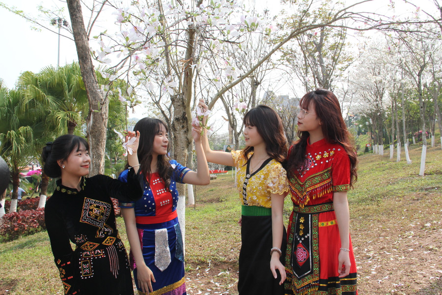 Mùa hoa ban khoe sắc là dịp các chị em xúng xính trong váy áo truyền thống ngoạn cảnh và chụp ảnh lưu niệm.